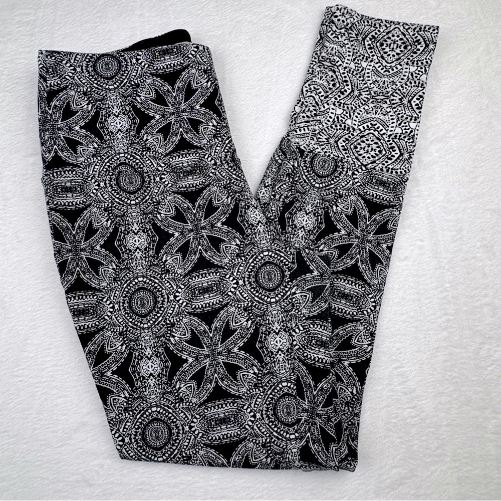 Chicos Zenergy Leggings. Women’s size 00. Black, White Geometric pattern.